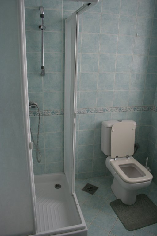 άποψη της τουαλ�τας και της ντουζι�ρας (STILL no jacuzzi)