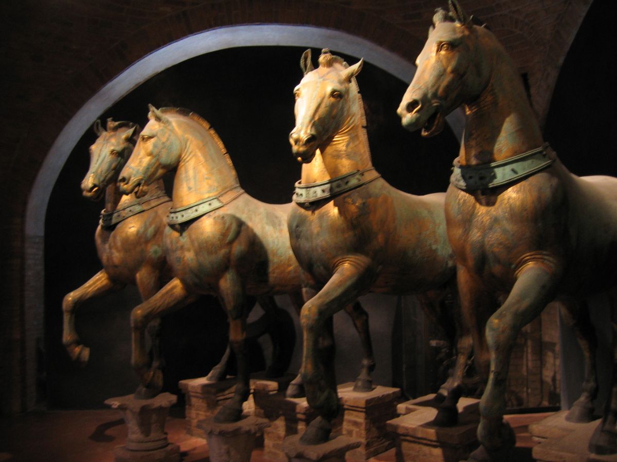 Τα τέσσερα άλογα του Ιππόδρομου της Κωνσταντινούπολης, που τα άρπαξαν οι Σταυροφόροι το 1204. Σήμερα βρίσκονται στην Βενετία, όπως και πολλοί άλλοι κλεμμένοι βυζαντινοί θησαυροί. 