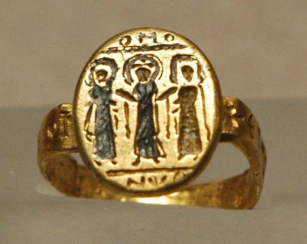 Βυζαντινό γαμήλιο δαχτυλίδι του 7ου αιώνα. Βλέπουμε το ζευγάρι να το παντρεύει ο Χριστός, ο οποίος στέκεται στο μέσον τους.