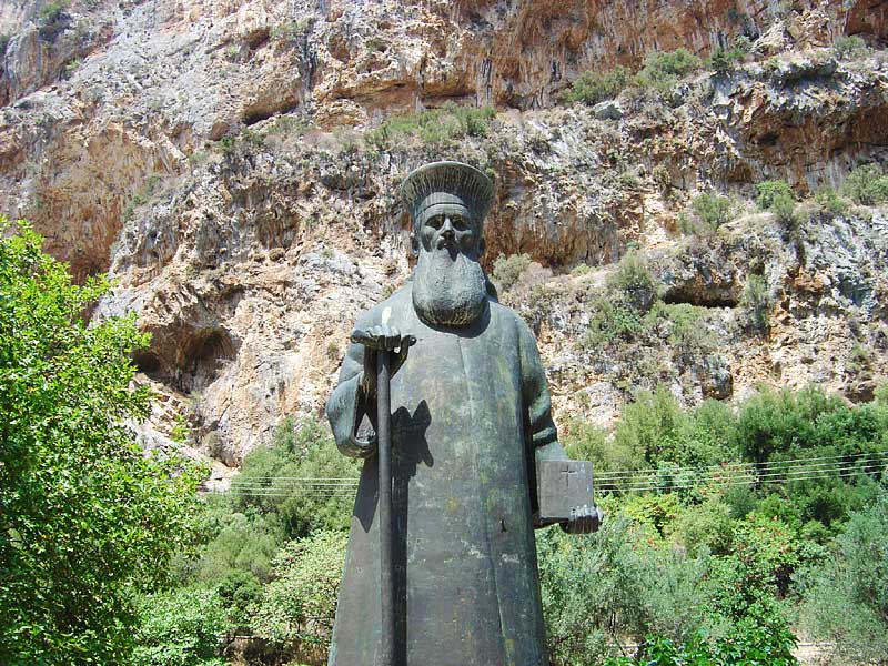 Άγαλμα του αγίου Κοσμά του Αιτωλού στην Αιτωλοακαρνανία.