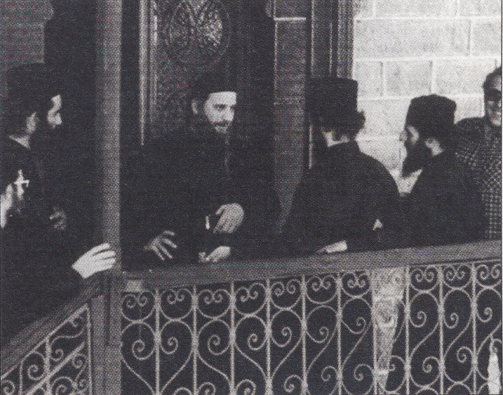 Η αδελφότητα τον Μετεώρου στα τέλη του 1973 μεταφυτεύεται στην Ι.Μ. Σίμωνος Πέτρας. Στην φωτογραφία ο Γέροντας στην είσοδο του ηγουμενείου στην Σιμωνόπετρα.