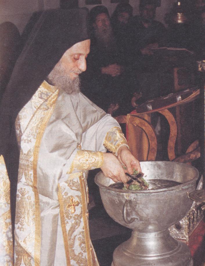 Ο Γέροντας Αιμιλιανός, Προηγούμενος Ιεράς Μονής Σίμωνος Πέτρας Αγίου Όρους τελώντας αγιασμό.