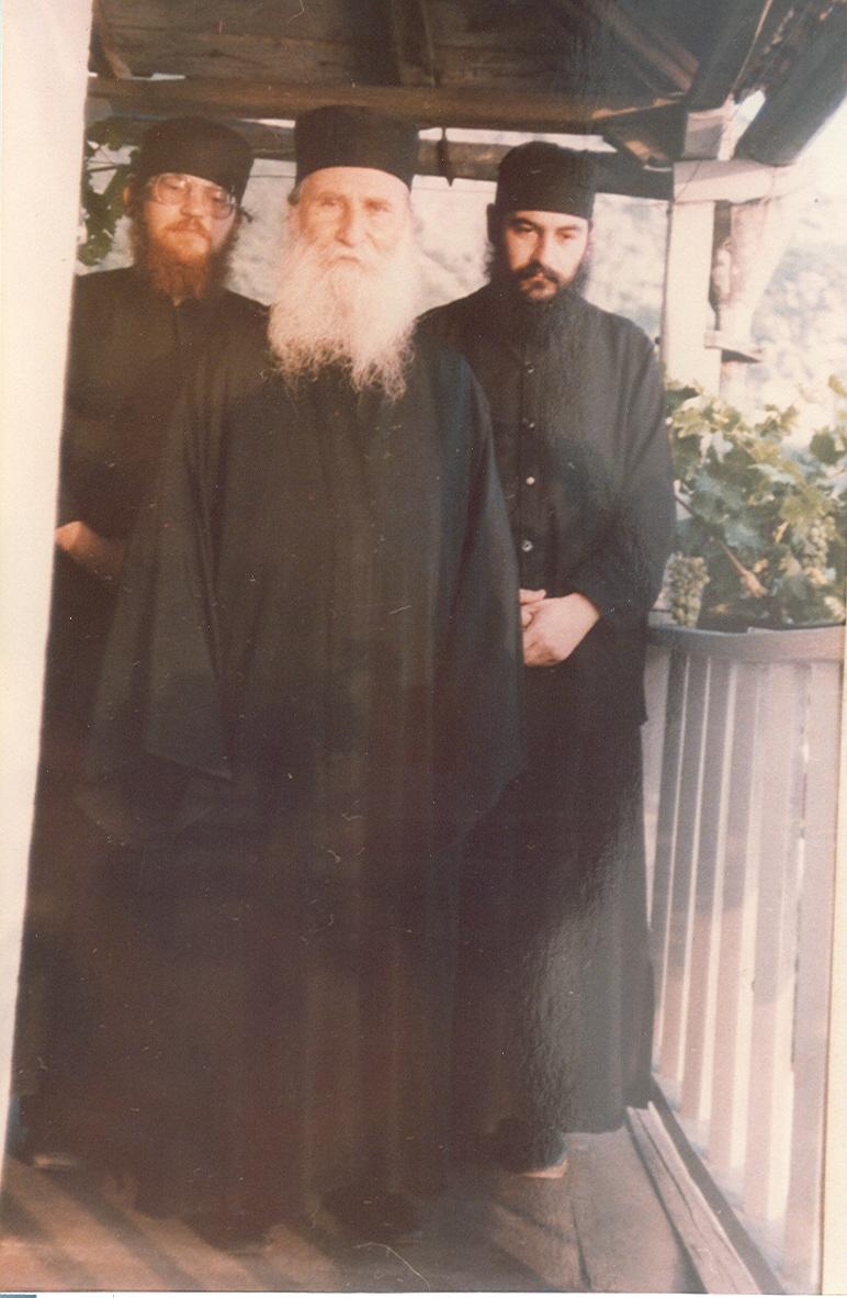 Ο Γεροντας με τους δύο ιερομόναχους της Συνοδείας του (το 1985) τον Αθανάσιο (Μητροπ. Λεμεσού) και τον Εφραίμ (Καθηγούμενο της Ι. Μ. Μ. Βατοπαιδίου)