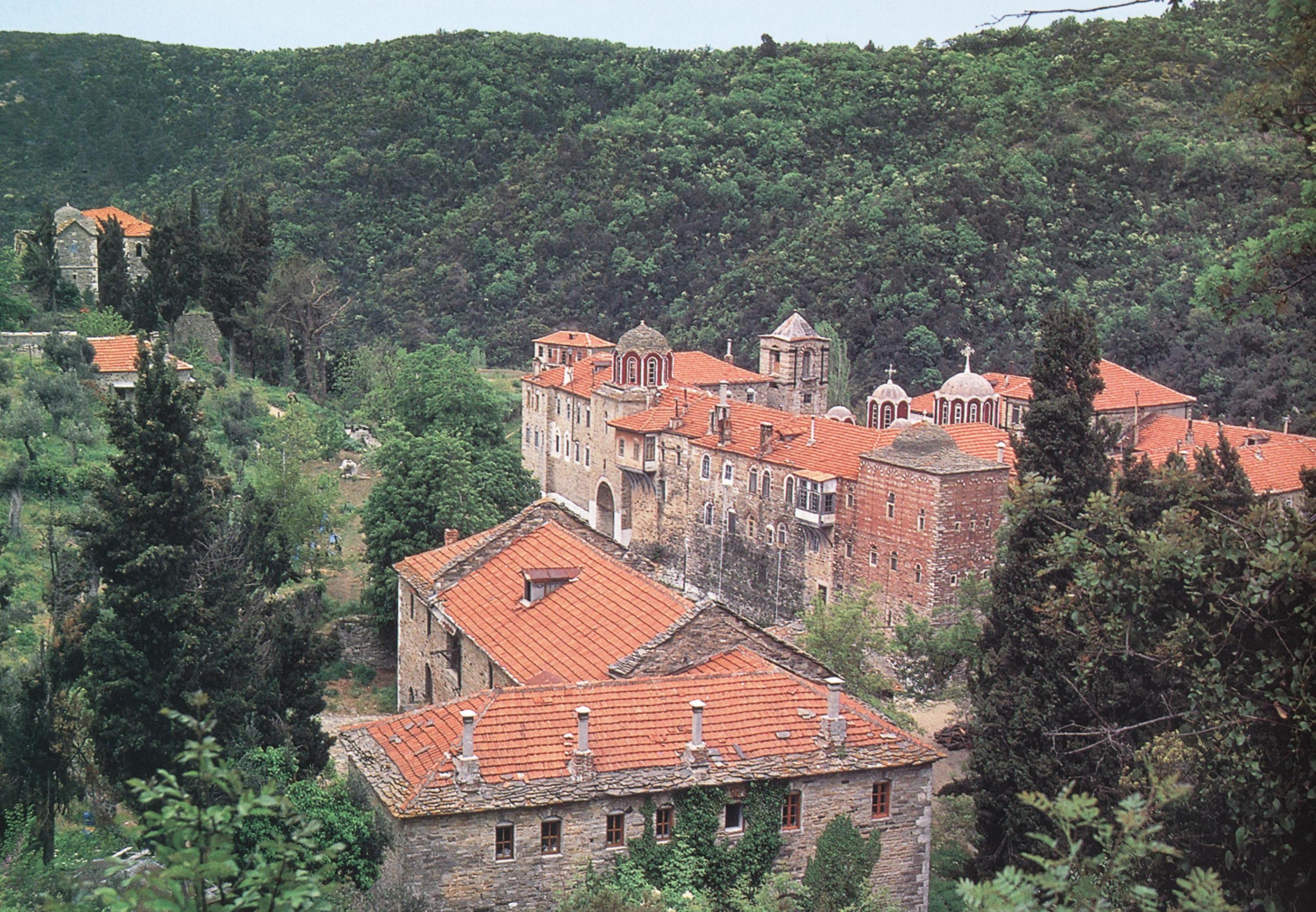 Νοτιανατολική άποψη της Μονής. The monastery from the southeast.