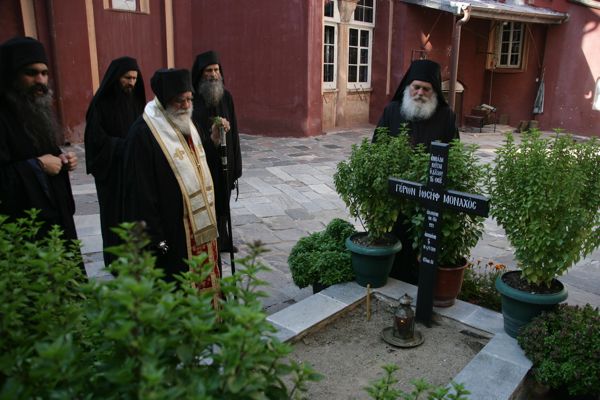 Ο Θεοφιλέστατος Επίσκοπος Κολουέζι κ. Μελέτιος έκανε και ένα Τρισάγιο στον τάφο του αειμνήστου Γέροντος Ιωσήφ Βατοπαιδινού