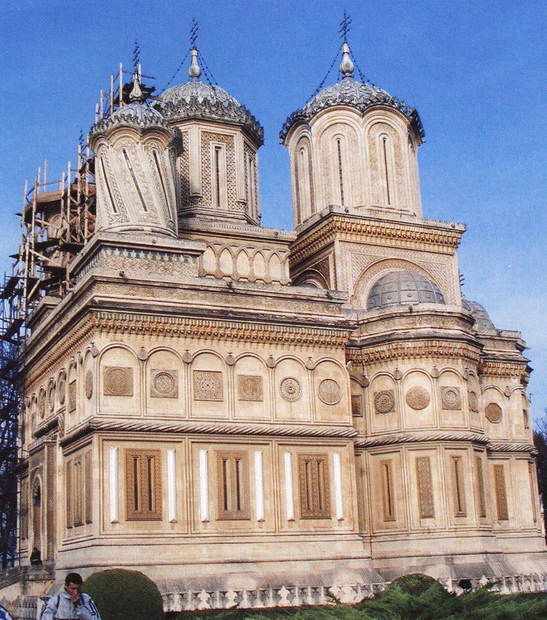 Κούρτεα ντε Άρτζες. Το καθολικό της Μονής τιμάται στην Κοίμηση της Θεοτόκου. Θεωρείται ο καλλιτεχνικότερος ναός της Ρουμανίας και συνάμα αποτελεί και ιστορικό μνημείο.
