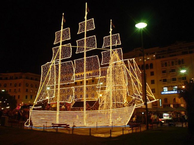 200518-06x-christmas-boat
