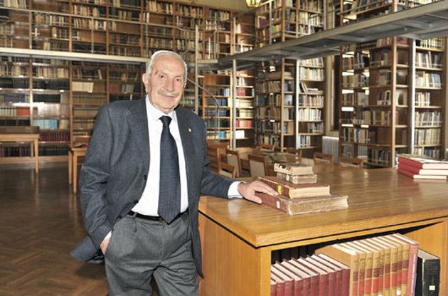 Ο Νικόλαος Μέρτζος στο χώρο της βιβλιοθήκης της Εταιρείας Μακεδονικών Σπουδών