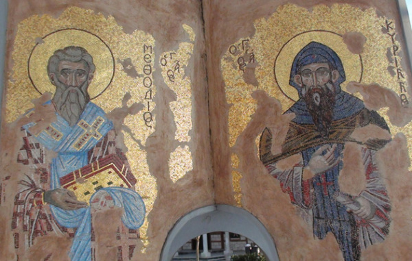 Οι Άγιοι Κύριλλος και Μεθόδιος σε ψηφιδωτό στον προαύλιο χώρο του Ιερού Ναού προς τιμήν τους στην Παραλία Θεσσαλονίκης