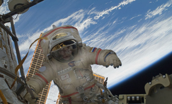 Αστροναύτης στο διεθνή διαστημικό σταθμό ISS. (φωτ. NASA)  