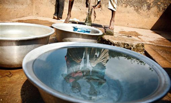 Αντλία νερού επί το έργον στην περιοχή Ζανζάν, της Ακτής Ελεφαντοστού, όπου το 30% του πληθυσμού δεν έχει πρόσβαση σε πόσιμο νερό. (Φωτ. UNICEF)