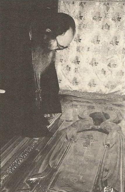 Ο μακαριστός Οικουμενικός Πατριάρχης Δημήτριος προσκυνών τον τάφο του Αγίου Αθανασίου του Αθωνίτου