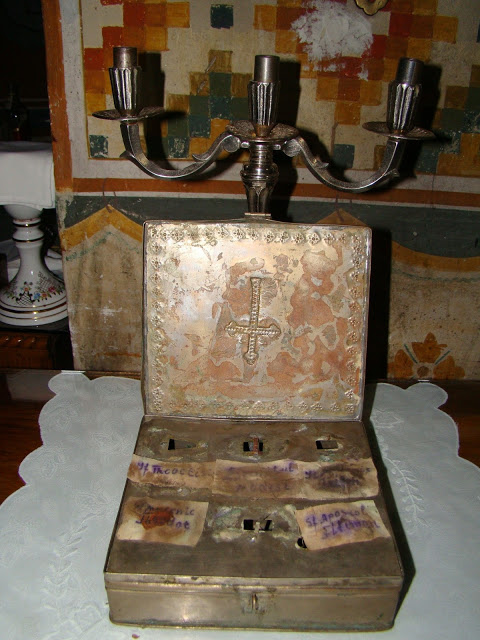 Η λειψανοθήκη που ανακαλύφθηκε στο καμπαναριό του Ιερού Ναού  του Αγίου Δημητρίου στην Κωστάντζα της Ρουμανίας  και φέρει λείψανα αγίων προέρχεται από το Άγιον 'Ορος