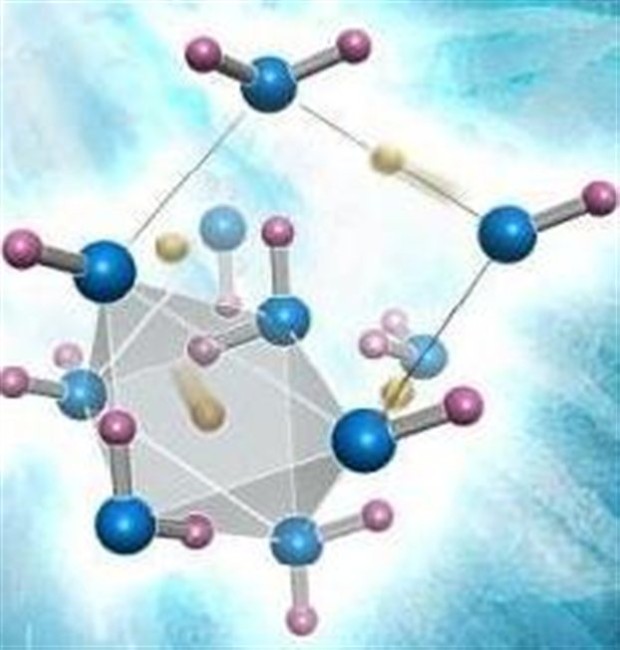Οι ερευνητές έδωσαν στη δημοσιότητα την παραπάνω εικόνα. Μια κρυσταλλική μορφή πάγου όπου τα άτομα οξυγόνου εμφνίζονται με μπλέ χρώμα και τα άτομα υδρογόνου με ροζ. Τα άτομα υδρογόνου που έχουν απομακρύνει τα μόρια νερού εμφανίζονται με χρυσό χρώμα. Αυτά τα μόρια βρίσκονται σε πολυεδρικά κενά στο πλέγμα του οξυγόνου που εμφανίζεται με ανοιχτό γκρι χρώμα. Στο παρελθόν αυτά τα κενά πιστευόταν ότι διατηρούνται ακόμη και μετά τον διαχωρισμό των μορίων του νερού σε συνθήκες πολύ υψηλών πιέσεων