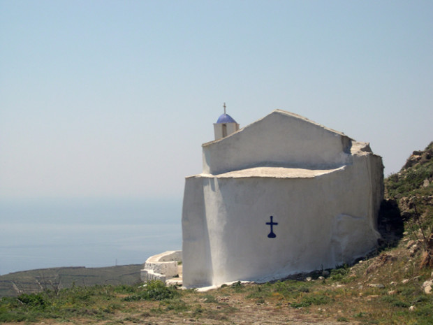 Τήνος: Εξώμπουργκο Γραφική εκκλησία κουρνιασμένη στην κορυφή του Εξώμπουργου, με γκρεμό περίπου 640 μέρων να ανοίγεται στα αριστερά της! Credits: Panos|WindmillsTravel