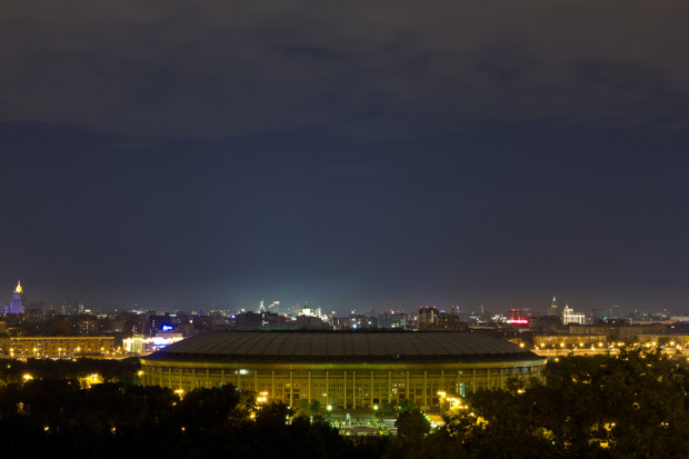 ΤΟ ΣΤΑΔΙΟ LUZHNIKI. Είναι το μεγαλύτερο και το πιο διάσημο στάδιο της Ρωσίας, με συνολική χωρητικότητα του 89.318 θέσεις. Το γήπεδο αποτελεί μέρος του Ολυμπιακού Συγκροτήματος Luzhniki, το οποίο παλαιότερα ονομαζόταν το Κεντρική Στάδιο Λένιν. Το όνομα Luzhniki προέρχεται από τα πλημμυρισμένα λιβάδια στην καμπή του ποταμού της Μόσχας, όπου κτίστηκε το γήπεδο. Φωτό: Ιγκόρ Στεπάνοφ