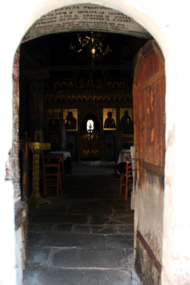 Η κεντρική είσοδος του Καθολικού της Ιεράς Μονής Αγίων Αποστόλων Πέτρου και Παύλου Κλεινού  