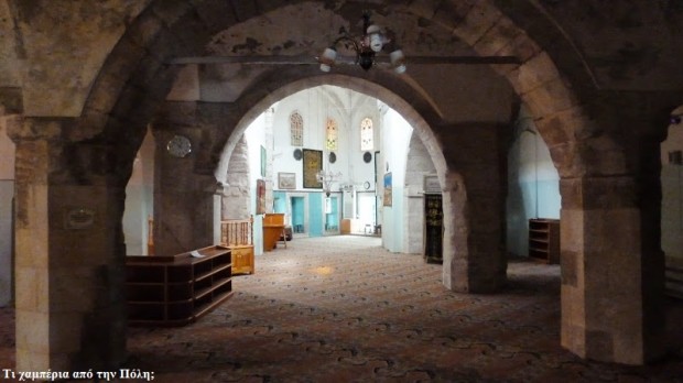 Στο εσωτερικό της Μονής Παμμακάριστου. Όλα μετατραπόμενα στις απαιτήσεις της μουσουλμανικής θρησκείας. Στο βάθος ο ναός επεκτείνεται προς τα δεξιά λόγω της θέσης του Μιχράπ