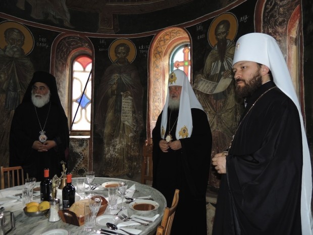 Η Μεγίστη Λαύρα υποδέχθηκε τον Πατριάρχη Μόσχας - Φωτό:romfea.gr