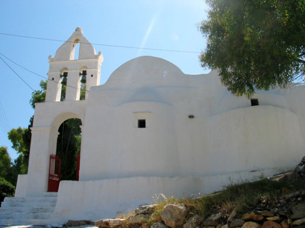 Εκκλησία στο Κάστρο Σικίνου Φωτό:travelcyclades.gr