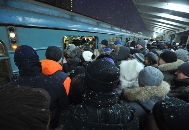 Ο ΠΙΟ ΠΟΛΥΣΥΧΝΑΣΤΟΣ ΣΤΑΘΜΟΣ. Τα πρωτεία του πολυσύχναστου σταθμού ανήκουν στο σταθμό Βίχινο στο τέλος της γραμμής Ταγκάνσκο-Κρασνοπρέσνενσκαγια. Σύμφωνα με τα επίσημα στοιχεία, η κίνηση επιβατών ξεπερνάει τα 170.000 άτομα την ημέρα. Κατά τις ώρες αιχμής, ο σταθμός είναι κατάμεστος, και οι επιβάτες που καταφέρνουν να φτάσουν στην πλατφόρμα πρέπει να περιμένουν για το δεύτερο ή το τρίτο τρένο πριν επιβιβαστούν. Φωτό: Photo Express