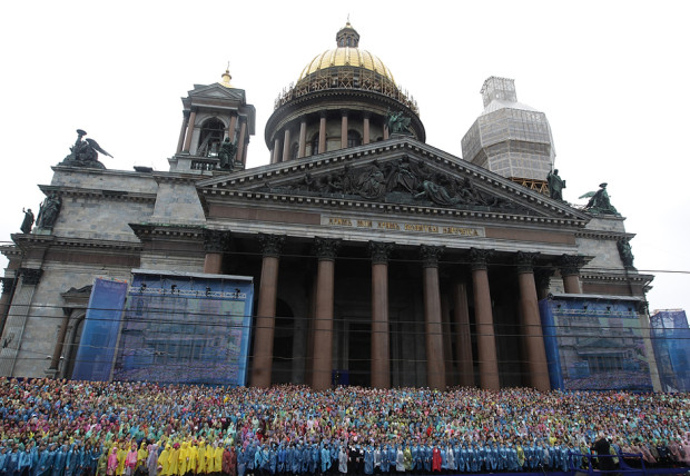 Η πιο ευρωπαϊκή πόλη της Ρωσίας, η ανεπίσημη δεύτερη πρωτεύουσα και δεύτερη μεγαλύτερη πόλη της χώρας, η Αγία Πετρούπολη γιόρτασε τα 310 χρόνια από την ίδρυσή της, στις 27 Μαΐου. Φωτό: Igor Rustak / RIA Novosti