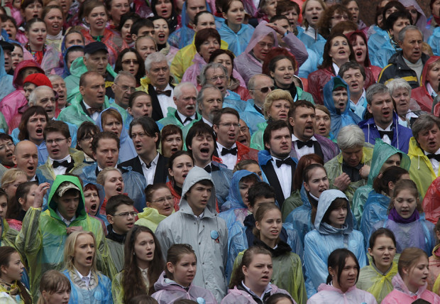 Περίπου 4.300 άνθρωποι γιόρτασαν τα 310 χρόνια της πόλης, σπάζοντας ένα ρεκόρ. Τραγούδησαν για μια ολόκληρη ώρα μπροστά από τον καθεδρικό ναό του Αγίου Ισαάκ ως η μεγαλύτερη χορωδία στον κόσμο. Φωτό: Igor Rustak / RIA Novosti