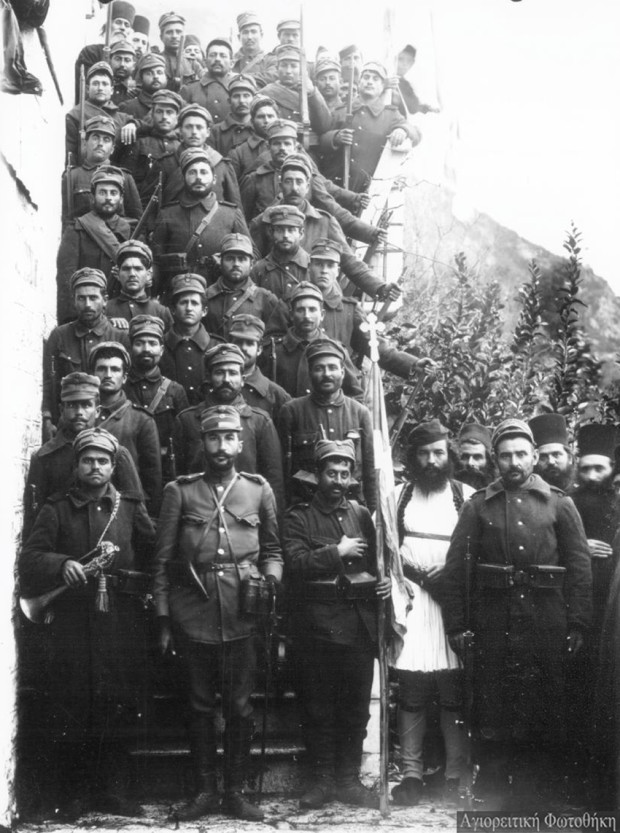 Απόσπασμα στρατιωτών, με επικεφαλής τον ανθυπολοχαγό Θεμιστοκλή Αιλιανό, στα Καυσοκαλύβια (13 Νοεμβρίου 1912) (Φωτογραφία: εργαστήριο Ιωασαφαίων)