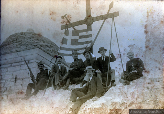 Έλληνες κρατικοί λειτουργοί στην κορυφή του Άθω. Στο κέντρο ο ανθυπομοίραρχος Κωνσταντίνος Βεργογιαννόπουλος (μέσα Νοεμβρίου 1912)