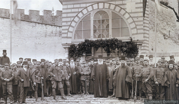 Υποδοχή αξιωματικών του στρατού στη μονή Βατοπαιδίου (20/21 Νοεμβρίου 1912) (Φωτογραφία: Προκόπιος ιεροδιάκονος. Παραχώρηση φωτογραφίας από τον Ιωακείμ Παπάγγελο)