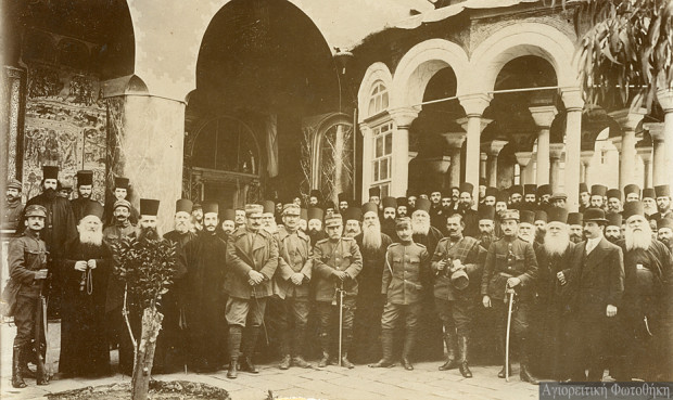 Υποδοχή αξιωματικών του στρατού στη μονή Βατοπαιδίου (20/21 Νοεμβρίου 1912) (Φωτογραφία: Προκόπιος ιεροδιάκονος)