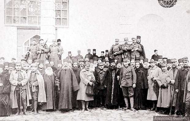 Αναχώρηση των εκκλησιαστικών, πολιτικών και στρατιωτικών αρχών της Χαλκιδικής από τη μονή Ιβήρων (25 Νοεμβρίου 1912) (Φωτογραφία: Προκόπιος ιεροδιάκονος)
