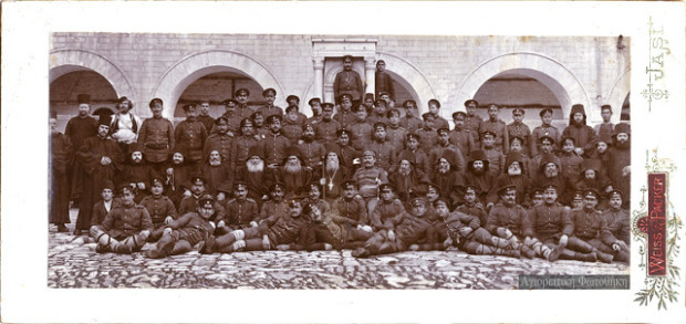 Βούλγαροι στρατιώτες, με αξιωματικό τον Γεώργιο Tsvetinov, στη μονή Ζωγράφου (άνοιξη του 1913) (Φωτογραφικό εργαστήριο μονής Ζωγράφου)