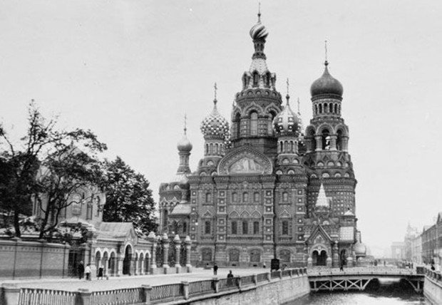 Η πόλη ιδρύθηκε το 1703 από τον αυτοκράτορα της Ρωσίας Πέτρο τον Μέγα. Στην αρχή ήταν ένα φρούριο, και μόλις είχε χρησιμοποιηθεί σαν σημαντικό λιμάνι της Ρωσικής Αυτοκρατορίας, και γι’ αυτό το λόγο κυρίως ονομάστηκε ένα «παράθυρο προς την Ευρώπη». Φωτό: http://kleomen.livejournal.com/