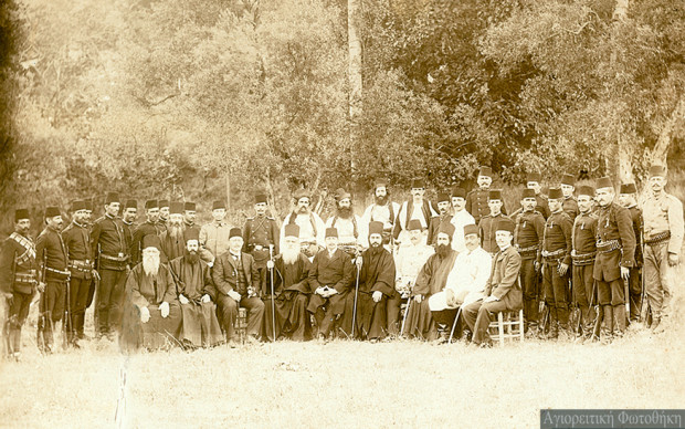 Επιστάτες της Ιεράς Κοινότητας, σερδάρηδες, οθωμανοί αξιωματούχοι και αστυνομικοί. Φωτογραφία γύρω στα 1910