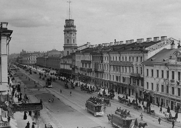 Πριν από αυτό, κατά τη διάρκεια του Πρώτου Παγκοσμίου Πολέμου, η πόλη ονομαζόταν Πετρούπολη, διότι το παλιό όνομα ακούγεται σαν γερμανικά. Το 1991, όταν ήρθε το τέλος της Σοβιετικής Ένωσης, η πόλη πήρε το αρχικό όνομά της Αγία Πετρούπολη. Φωτό: http://kleomen.livejournal.com/