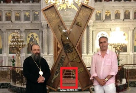 Ο Σταυρός σήμερα. Φωτό ΔΟΓΜΑ: Ο Μητροπολίτης Πατρών κ. Χρυσόστομος και ο σχεδιαστής της νέας θήκης κ. Β. Τσιρώνης  
