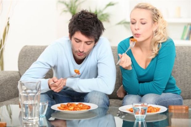 Το γεύμα στο τραπεζάκι του σαλονιού αποτελεί πολύ κακό «σύμβουλο» της δίαιτας, σύμφωνα με νέα μελέτη