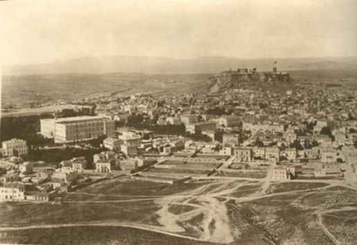 Το παλάτι (σημερινή Βουλή των Ελλήνων) και η Ακρόπολη – Διακρίνεται στην Ακρόπολη ο πύργος του Σερπεντζέ – ΦΩΤΟ Σύλλογος των Αθηναίων