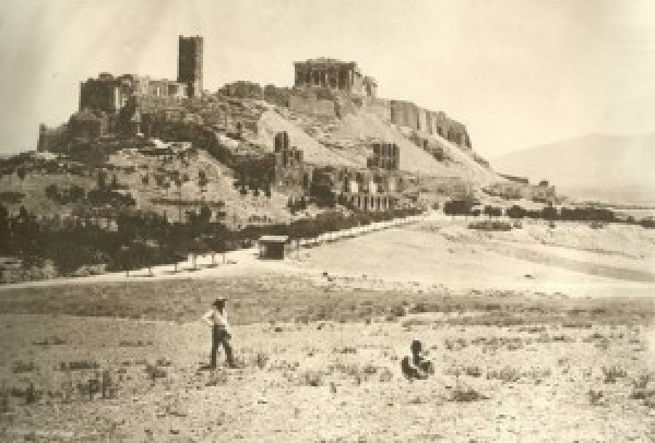 Η Ακρόπολη με τον Παρθενώνα και τον πύργο του Σερπεντζέ. Διακρίνονται τα ερείπια του θεάτρου του Ηρώδου του Αττικού – ΦΩΤΟ Σύλλογος των Αθηναίων