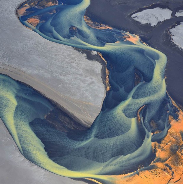 Μοιάζει ψεύτικο αλλά είναι ένα παγωμένο ποτάμι στην Ισλανδία