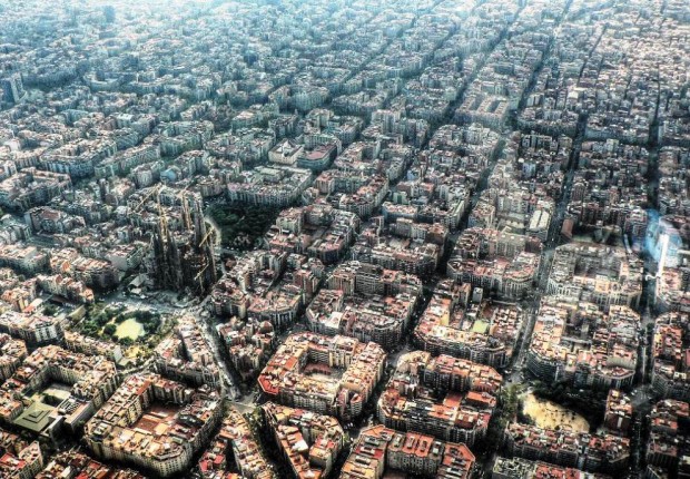 Ο εντυπωσιακός σχεδιασμός της περιοχής Eixample της Βαρκελώνης. Eixample (καταλανικά για «επέκταση») είναι η νέα πόλη της Βαρκελώνης που κτίστηκε κατά τον δέκατο ένατο αιώνα. Η πραγματοποίηση της αποφασίστηκε τελικά το 1860 και αποτελείται από τεράγωνα 113 επί 113 μετρα χωρισμένα από λεωφόρους 20 μέτρον. Γνωστά κτίρια στην Eixample είναι η Κάζα Μιλά και η Casa Batlló στην οδό Passeig de Gràcia.
