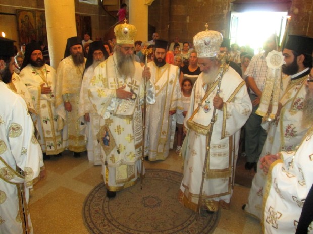 Οι Μητροπολίτες Μόρφου και Αρκαλοχωρίου Κρήτης κ.κ. Νεόφυτος και Αντρέας, κατά την Αρχιερατική Θεία Λειτουργία της εορτής του Αγίου Μάμα