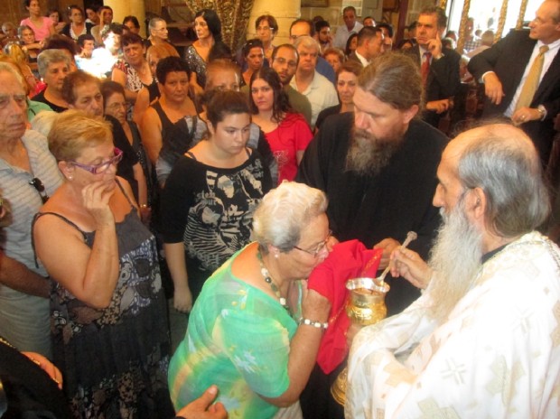 Οι πιστοί λαμβάνουν τη θεία Κοινωνία, κατά την Αρχιερατική Θεία Λειτουργία της εορτής του Αγίου Μάμαντος
