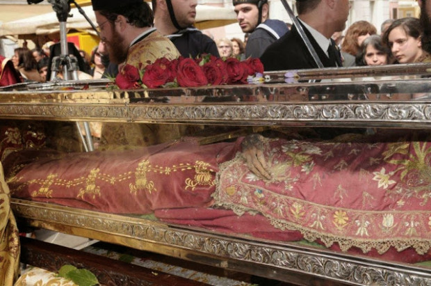 Από τη λιτάνευση του ιερού σκηνώματος της Αγίας Θεοδώρας,  της βυζαντινής αυτοκράτειρας που αναστήλωσε τις ιερές εικόνες (24 Μαρτίου 2013, Κέρκυρα). Το αδιάφθορο άγιο λείψανό της βρίσκεται σήμερα στην Κέρκυρα, στο ναό της Θεοτόκου Σπηλαιωτίσσης.