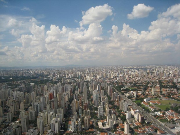 Το Σάο Πάολο βρίσκεται στη στη νοτιοανατολική Βραζιλία και είναι η τρίτη μεγαλύτερη πόλη στον κόσμο μετά το Τόκιο και την Πόλη του Μεξικού. Εχει μια εξαιρετικά δυνατή παραγωγή καφέ, ενώ ταυτόχρονα ακμάζουσα είναι η αυτοκινητοβιομηχανία του, η εξόρυξη πετρελαίου και πολύτιμων λίθων.