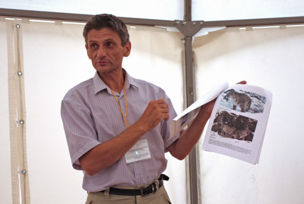 Το άνοιγμα του κέντρου επισκεπτών συνέπεσε με ένα τριήμερο σεμινάριο για τα σπάνια είδη ζώων. Στη φωτογραφία απεικονίζεται ένας από τους συμμετέχοντες, ο Σεργκέι Ιστόμοφ, υπάλληλος του επιστημονικού τμήματος: «διαβατήριο» της λεοπάρδαλης του χιονιού. Κάθε ζώο που έχει “πιαστεί” στην παγίδα της κάμερας διαθέτει ένα τέτοιο διαβατήριο. Φωτό: Λίζα Λεβίτσκαγια