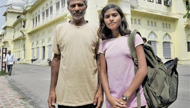 Η 13χρονη Σούσμα Βέρμα μαζί με τον πατέρα της