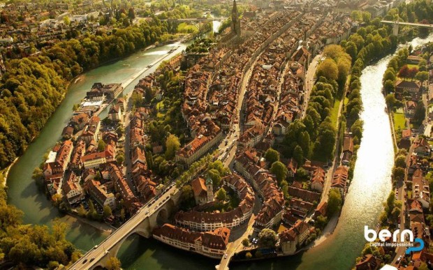 Βέρνη, Ελβετία.Η πρωτεύουσα της Ελβετίας θυμίζει περισσότερο ένα γραφικό χωριό παρά μια πρωτεύουσα ανεπτυγμένου κράτους. Φυσικά δεν λείπει τίποτε σύγχρονο από την πόλη η οποία λειτουργεί με την ακρίβεια … ελβετικού ρολογιού. Με πληθυσμό μόλις 133.000 είναι μια από τις μικρότερες πρωτεύουσες της Ευρώπης, αν και η μητροπολιτική περιοχή ξεπερνά τους 600.000 κατοίκους.