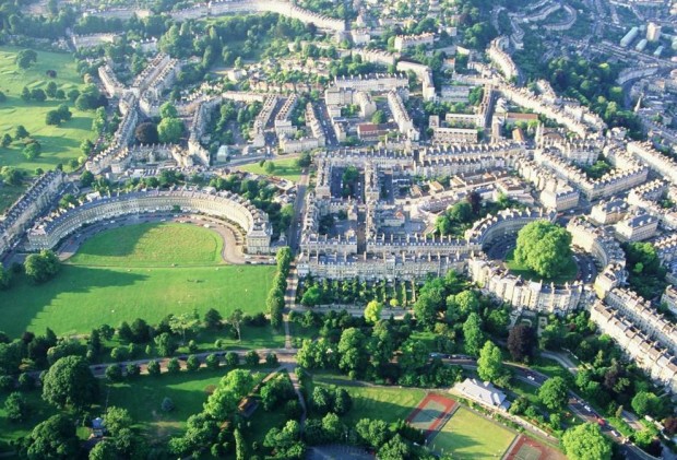 Το Bath είναι μία μικρή πόλη της γεωργιανής Αγγλίας, ένα ζωντανό μουσείο της νεοκλασικίζουσας, ιταλικής έμπνευσης αγγλικής αρχιτεκτονικής του 18ου αιώνα, που έχει ανακηρυχθεί Μνημείο Παγκόσμιας Πολιτιστικής Κληρονομιάς από την UNESCO.